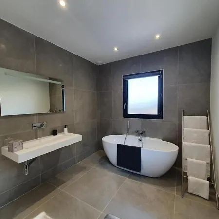 Superbe Villa Haut De Gamme Avec Piscine Privee A Seulement 5 Minutes Des Plages, Proche Ajaccio Et Porticcio *